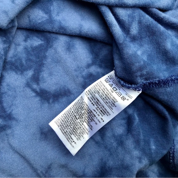 2/$10 Ladies M OLD NAVY Hues Of Blue Tie Dye Knit Fitted SS Tshirt Top Tee Denim - Picture 5 of 8